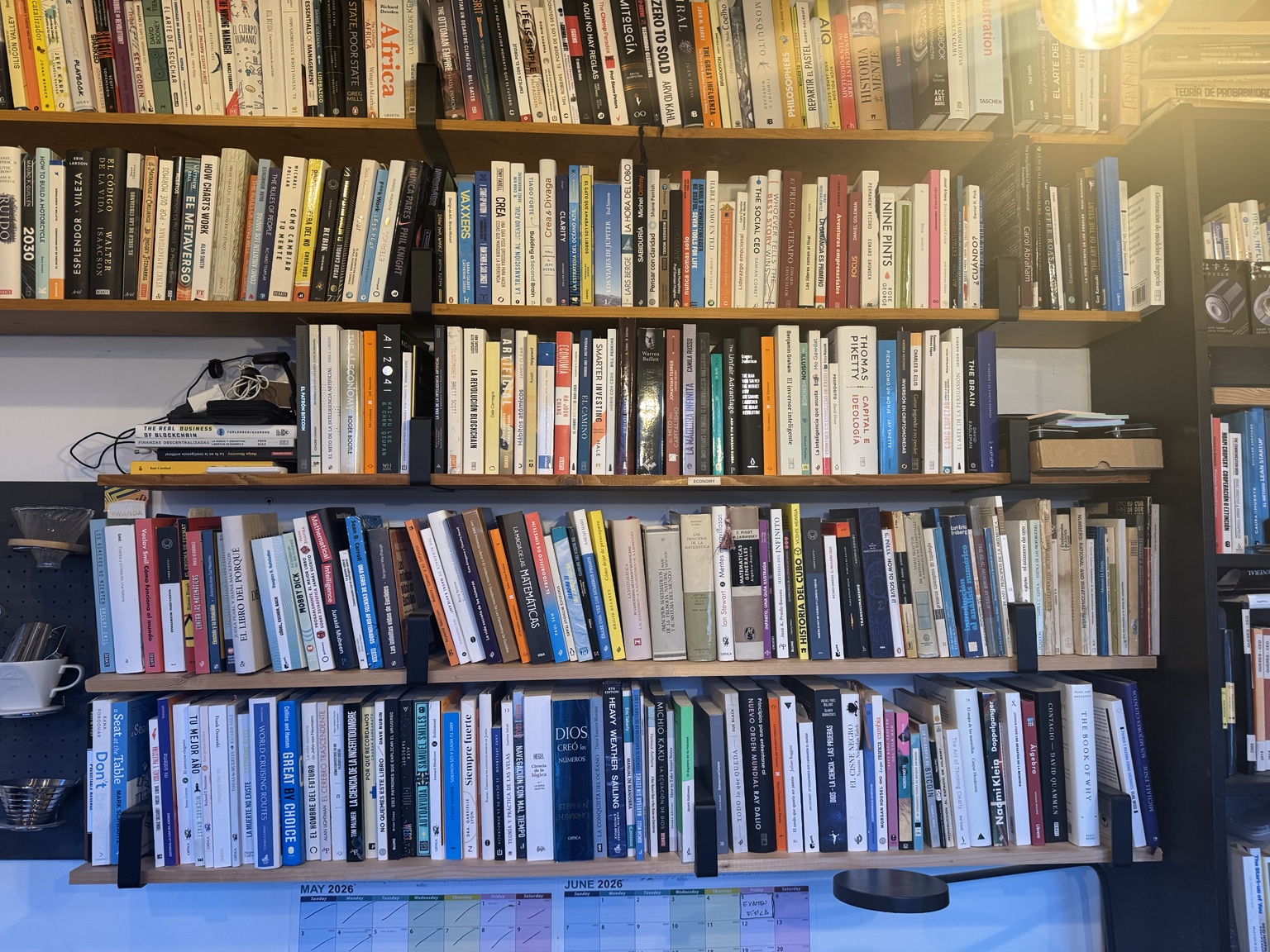 Fotografía original de mi biblioteca, donde ChatGPT afirmó encontrar Hello World