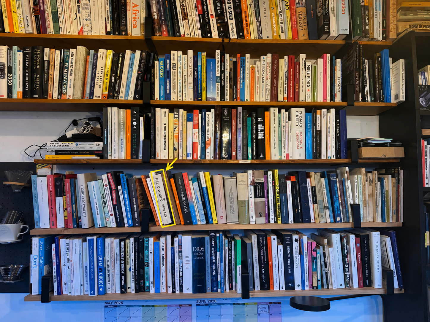 Fotografía retocada por ChatGPT de mi biblioteca, donde coloca con precisión el libro que buscamos donde le interesa